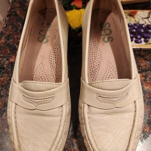 SAS Leather Cream Beige Loafers Size 6.5 Wide Comfort Footwear